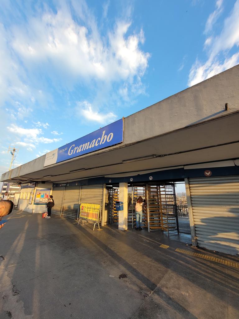 Aí <a href="/SuperVia_trens/">SuperVia</a>
 VAI TE TOMAR NO TEU CU FILHA DA PUTA