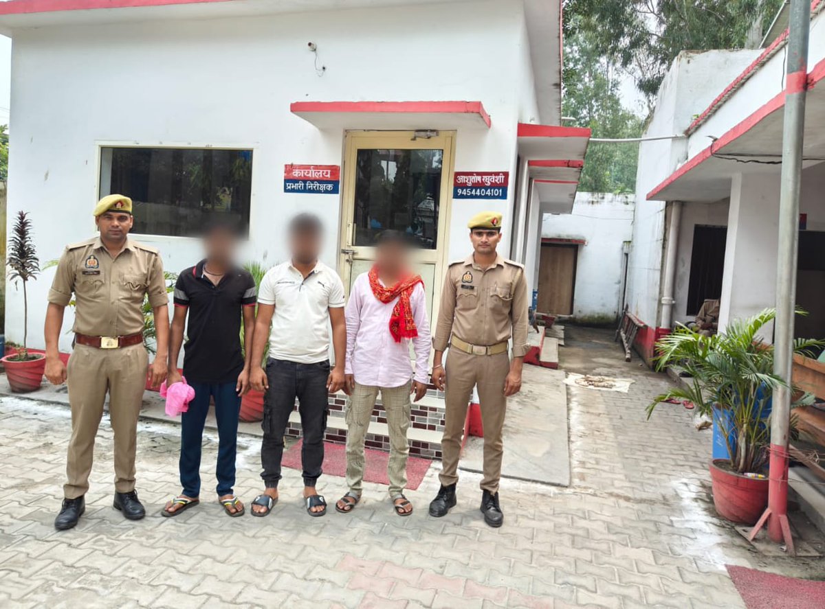 pilibhitpolice's tweet photo. #SPPilibhit के कुशल निर्देशन में थाना पूरनपुर पुलिस द्वारा दस-दस हजार रूपये के गैंगस्टर एक्ट में वांछित 03 पुरुस्कार घोषित अभियुक्तों को किया गिरफ्तार।
#UPPolice https://t.co/Zkai02VdaL