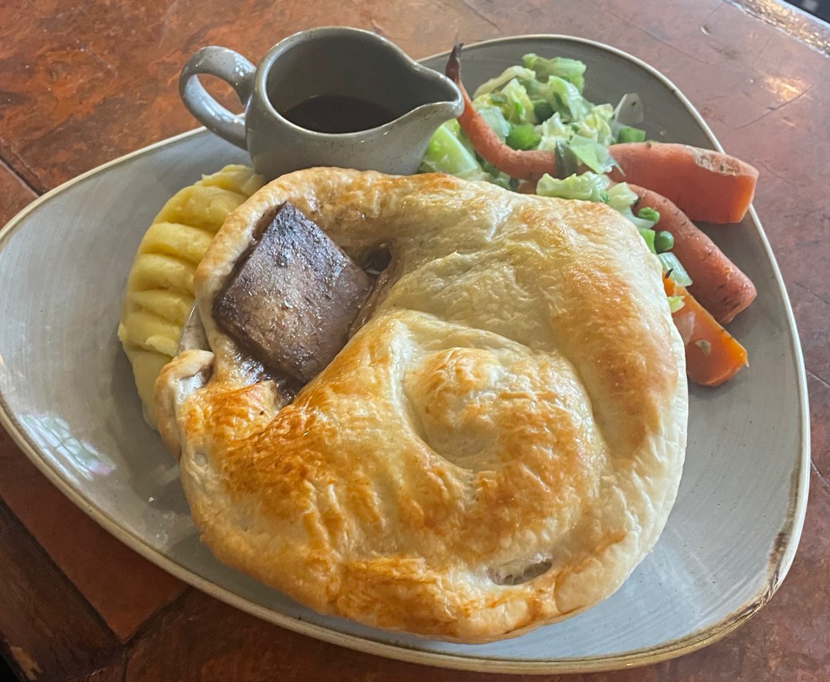 Join us for lunch #thestrandlondon #nicholsonspubs #londonpubs #pubfood #westend #theatrepubs #realale #caskale #pieandmash