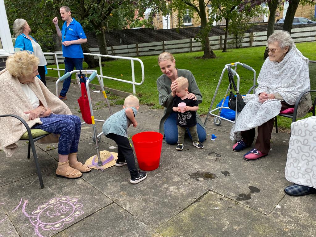 Fall_into_Place's tweet photo. Brilliant 'Playing Out' Sessions in Leeds bringing older and young people together over summer :) 

We're thrilled the local nursery is now forming an ongoing link with the care home.

@playingout  thanks so much for this opportunity

@mindwell @artincarehomes @MyForumCentral https://t.co/k0rupX3Ixb