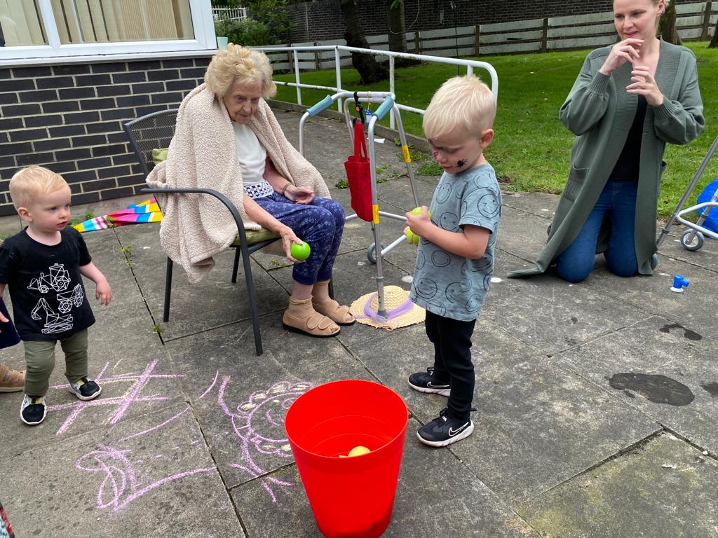 Fall_into_Place's tweet photo. Brilliant 'Playing Out' Sessions in Leeds bringing older and young people together over summer :) 

We're thrilled the local nursery is now forming an ongoing link with the care home.

@playingout  thanks so much for this opportunity

@mindwell @artincarehomes @MyForumCentral https://t.co/k0rupX3Ixb