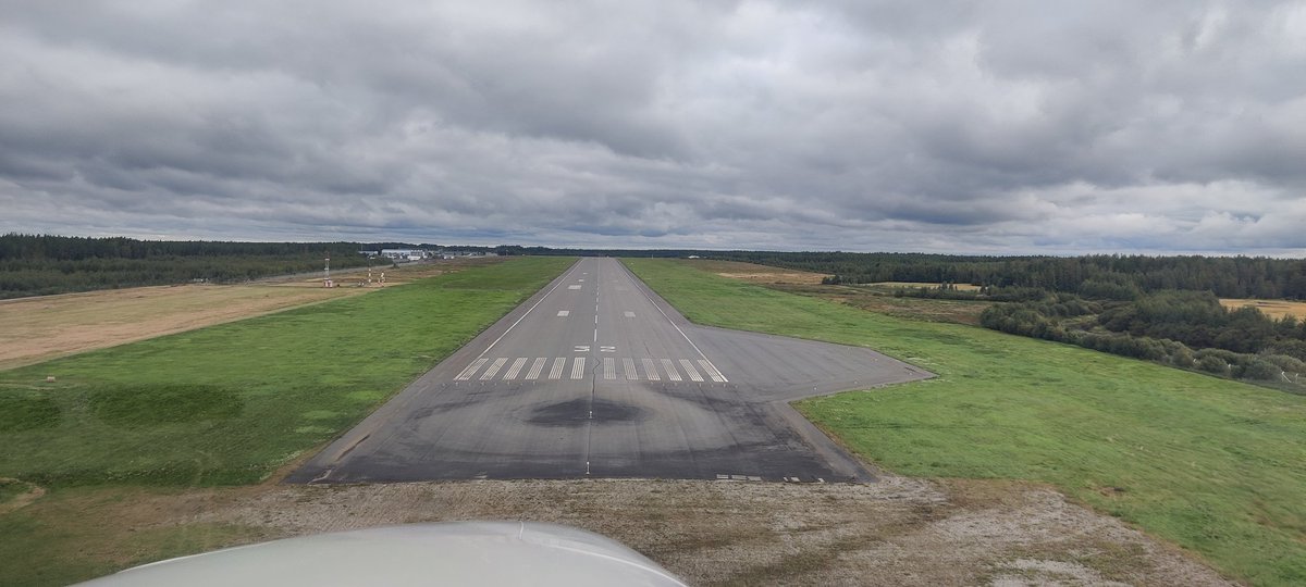 SparkTke's tweet photo. Onkohan #EFSI kiitotien toinen laita enemmän käytetty? Ehkäpä kuitenkin maalaushommat vielä kesken. 🙂 https://t.co/VSbMk847rH
