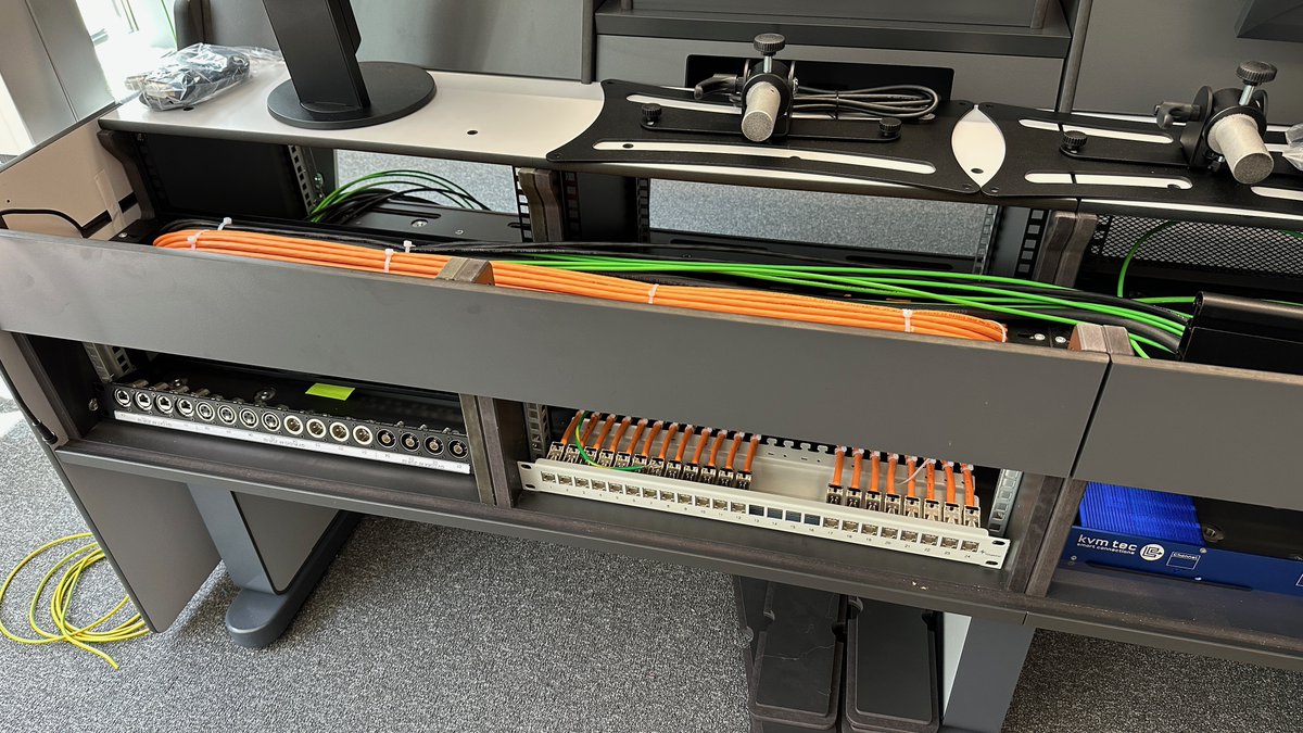 itcon4media's tweet photo. Allmählich nimmt es Form an..... #itcon4media baut bei einem großen deutschen DAX Konzern ein hybrides Studio https://t.co/TZohN2knSa