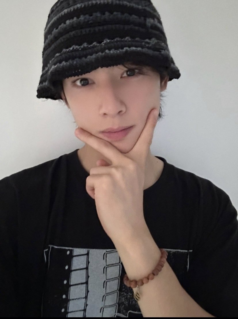 bobahyukie_'s tweet photo. ig they never remove the moon space bracelet except in scedules 🥹 https://t.co/n09qjgpMw4