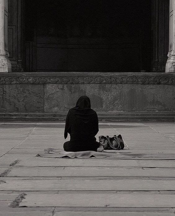 "Allah kimseyi unutmaz.
Bu, kalbinin mutmain olması için kâfidir.."🕊