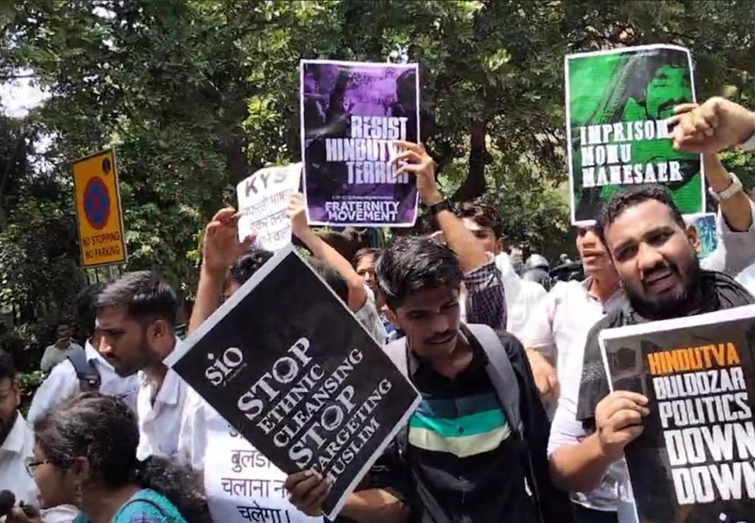 SumaiyaRoshan's tweet photo. GIO DU Unit President and other protesters detained from Haryana Bhavan for protesting against the violence in Haryana. This suppression of democratic voices must stop. #HaryanaViolence
#RiseUpForHaryana https://t.co/UlEa0B3U60