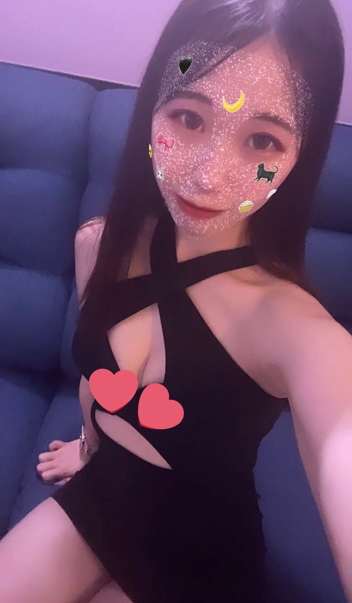 今日も出勤💨
新しい衣装で写真撮ったよ🤳💓