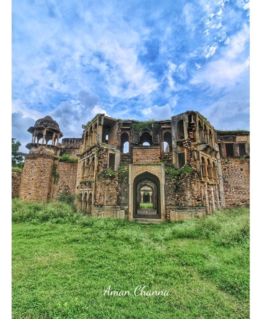 MPTourism's tweet photo. Thank you @AmanChanna for sharing stunning pictures of Gohad Fort, located just 45 km from #Gwalior.

#gohad #gohadfort #fortsofindia #heritage 
.
.
.
.
#ExploreMore #MadhyaPradesh #mptourism #IncredibleIndia #dekhoapnadesh #heartofindia https://t.co/P0qF9s8loY