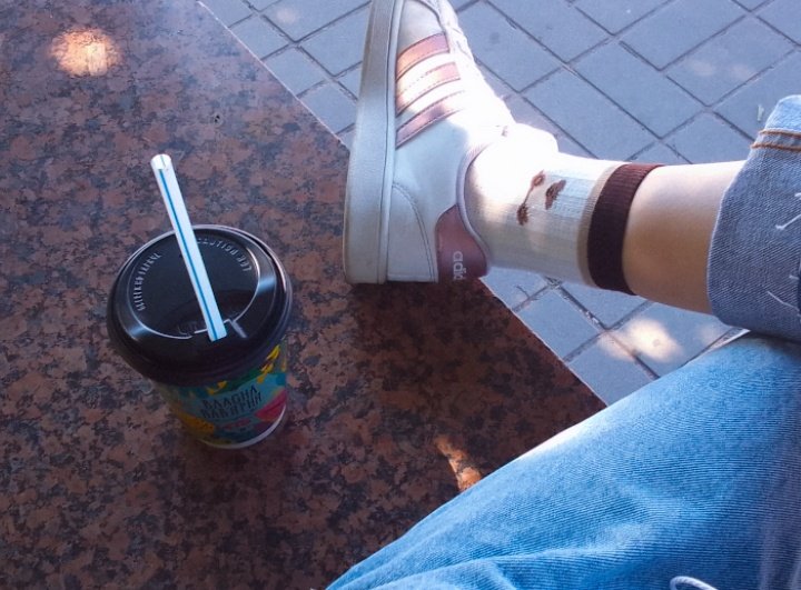 тут я в классных носках из Авроры, но это тоже не реклама, если бы мне платили за рекламу, то мои корни волос были бы окрашены уже.