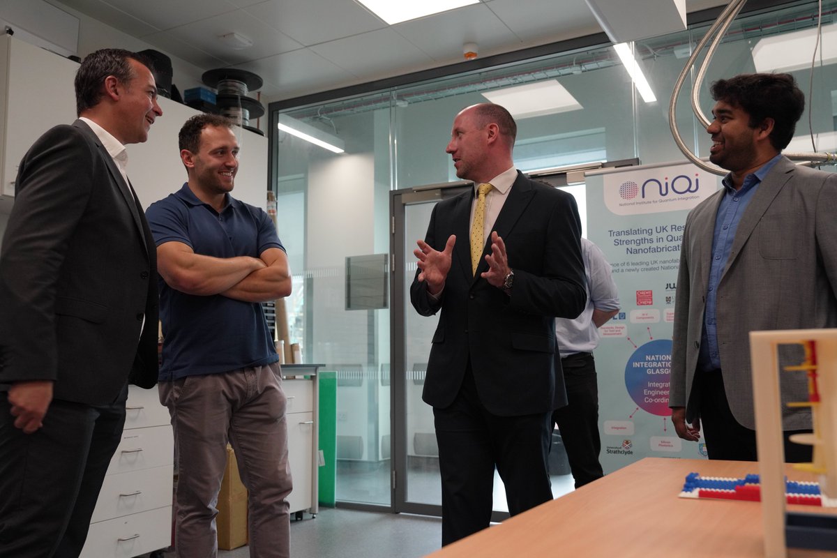 Wellbeing Economy Secretary @neilcgray witnessed world-leading research at @uofglasgow into quantum technology. Using sub-atomic particles to enhance the speed and power of technology, it has huge potential across sectors like health, energy, transport and communications.