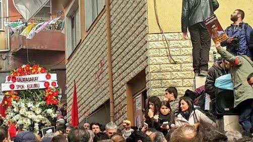 AliGuler_44's tweet photo. Bir açık bulmuş gibi şu paylaşımı alıntılayıp duruyorlar.

Bu da Berkin'in cenazesinden bir görüntü, bir kere daha gurur duyduk. https://t.co/QFhx0ZevkS