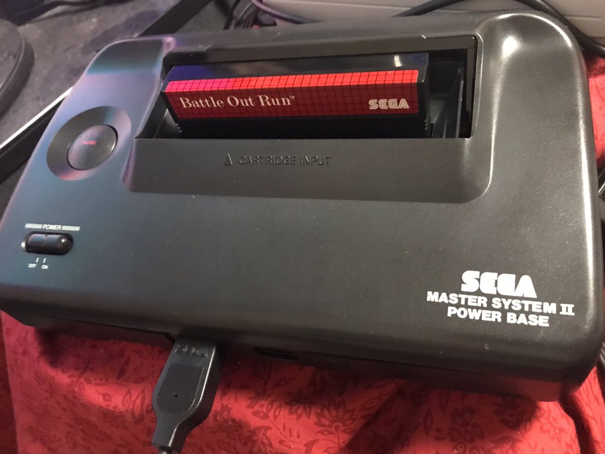 sekiro_51's tweet image. 今回の目的はPAL版SMSのBattle Out Run🚘 欧州版セガマスターシステムⅡにカートリッジ装填👍赤✖️黒✖️白文字が格調高いセガハード達よ🕹奥から向かって来てテールスライドで横付けするF40🚗からのタイトルどーん💥とって付けたBATTLE🤣デモはMkⅢアウトランと大差無い?😅
 #segamastersystem2  #SEGA