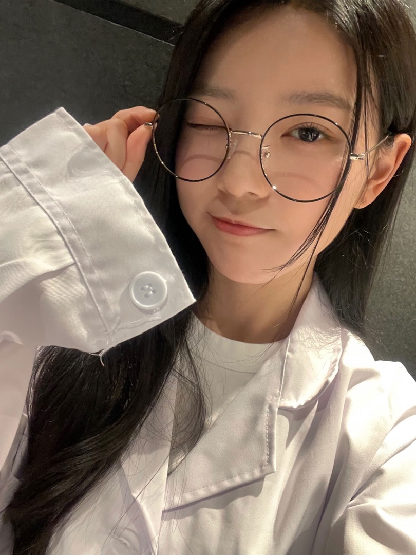 RUNext_official's tweet photo. <연습 중 쉬는 시간> - R U Curious? Selfie

큰 거 왔다 🥽

#모카 #MOKA #민주 #MINJU #윤아 #YUNAH https://t.co/AFX2gbvQQA
