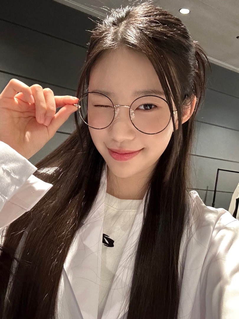 RUNext_official's tweet photo. <연습 중 쉬는 시간> - R U Curious? Selfie

큰 거 왔다 🥽

#정은 #JEONGEUN #지현 #JIHYUN https://t.co/XmqmQYvEXM
