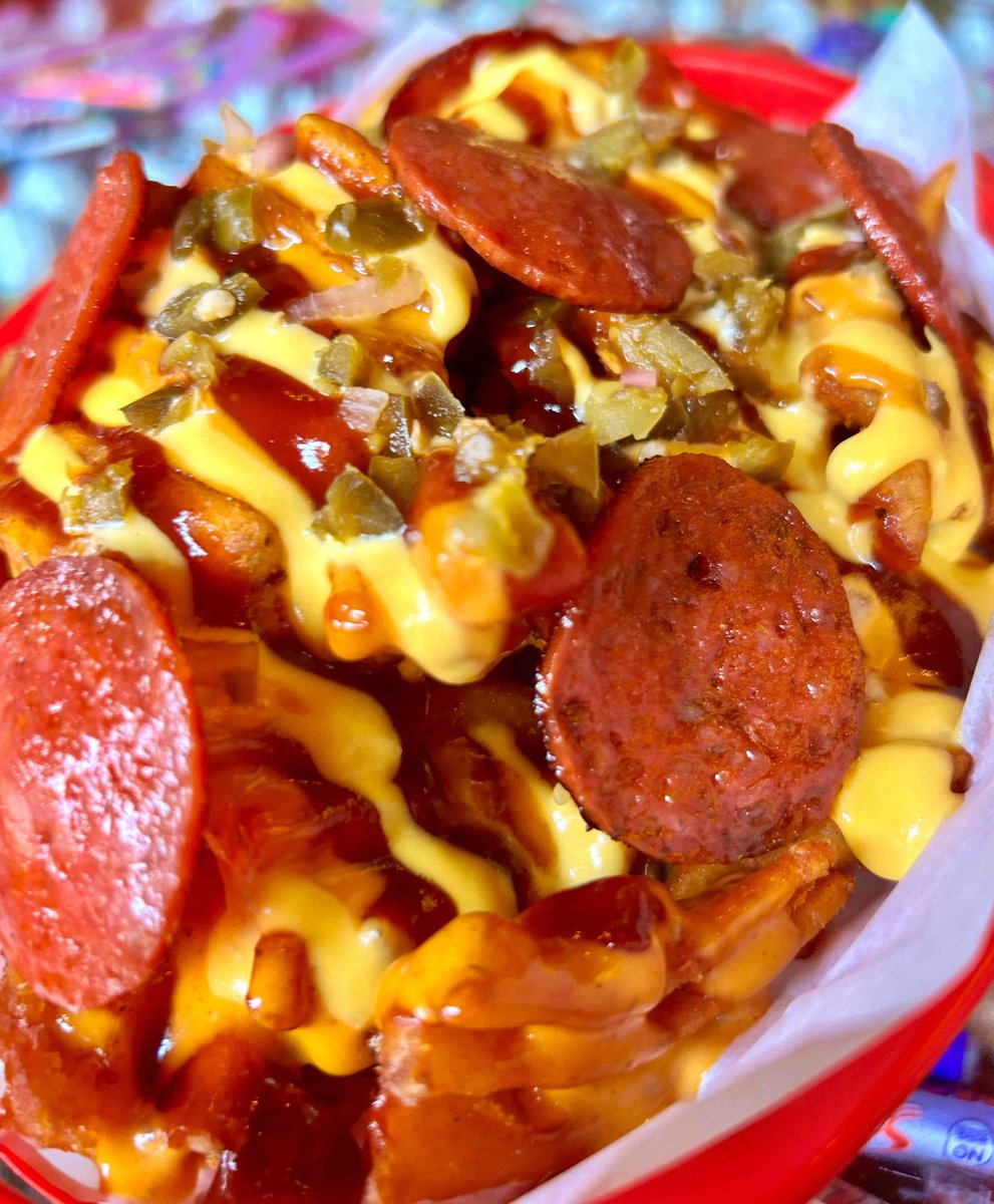 AlmostFamousNQ's tweet photo. Hopelessly in love with cheesey pepperoni loaded waffle fries - I want them for all 3 meals of the day + in between snacks #pizzafries https://t.co/LzXZ4cG0fJ