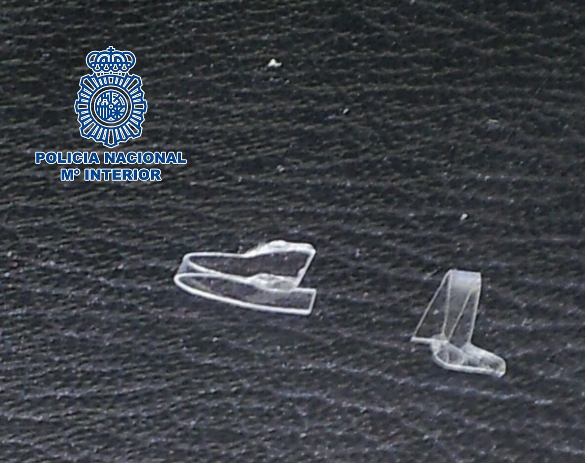policia's tweet photo. ⚠ ¡ATENCIÓN!   

Si vuelves de #vacaciones y te 
encuentras testigos de plástico o hilos de pegamento entre la puerta de tu casa 🏠 y el marco

Los ladrones los utilizan para localizar posibles viviendas vacías y entrar a robar 

Si los ves  🔜📲 091
 
#VeranoSeguro https://t.co/kWnOtBIgN1