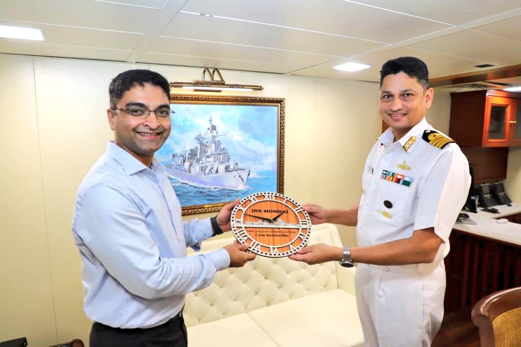 dpkpillay12's tweet photo. Proud of @Jaks27  whose very realistic portrayal of my incident at Longdi Pabram has many asking me who is the artist 
He has now gone on to depict  'The Invincible Maratha Navy of Shivaji' Lt Col Thomas Jacob's journey as an artist is inspiring 
Here his painting from his imagination showcases Shivajis naval vision.
Proud of the multi talented former student at @adgpi  RMS Bangalore. 🎨🛳️ wish him more recognition and success in his #ArtisticJourney