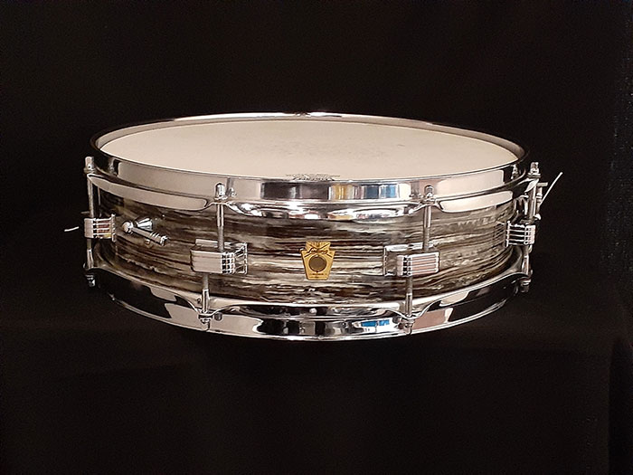 DRUM_CENTER's tweet image. ✨貴重！当店初入荷✨
66年製Ludwig Downbeat Black Oyster Pearl 14"x4"スネア
このサイズはJazz Festivalよりも珍しい1台です。
ベストなコンディションです✨
　　↓
mikigakki.com/ec/pro/disp/G/…

#vintageludwig
#blackoysterpearl
#downbeat