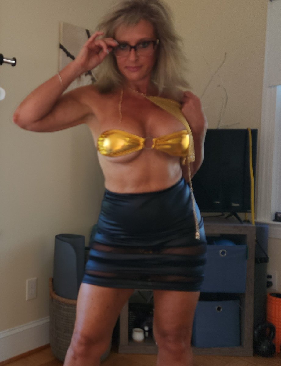 RebaFitness's tweet photo. "All that glitters isn't gold, but the really good stuff is." -Chip Wood. #GOLD #sixtyinSeptember #womenwithclass #rebafitness https://t.co/cW8AVXjQa6