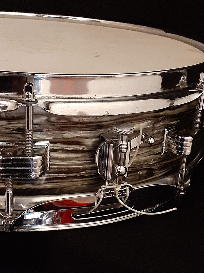 DRUM_CENTER's tweet image. ✨貴重！当店初入荷✨
66年製Ludwig Downbeat Black Oyster Pearl 14"x4"スネア
このサイズはJazz Festivalよりも珍しい1台です。
ベストなコンディションです✨
　　↓
mikigakki.com/ec/pro/disp/G/…

#vintageludwig
#blackoysterpearl
#downbeat