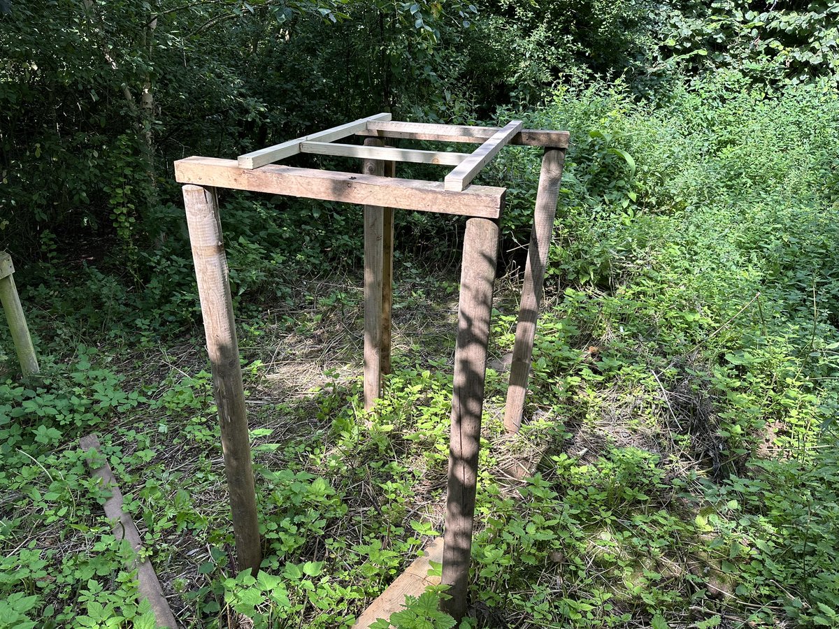 Currently building a new frame for a second dog-crate feeding station at #YewView. Our current one becomes inaccessible when the Severn floods so want one on higher ground 😁🔨🪚