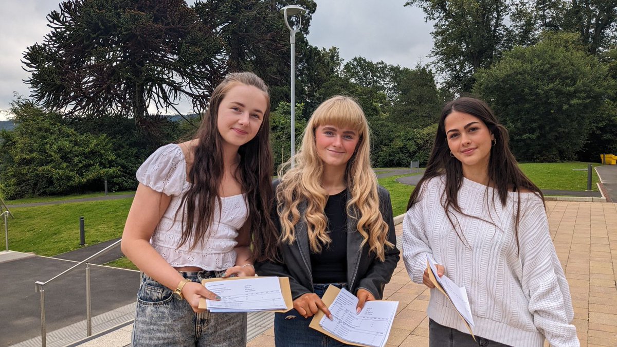 Great news coming in from across the county as students receive their results! 👏 We joined in the celebrations with  @QEHSHexham where students are now heading off on their next adventures. Well done everyone!
Read more nland.cc/ALevels2023
#Alevels2023 #NlandSchools