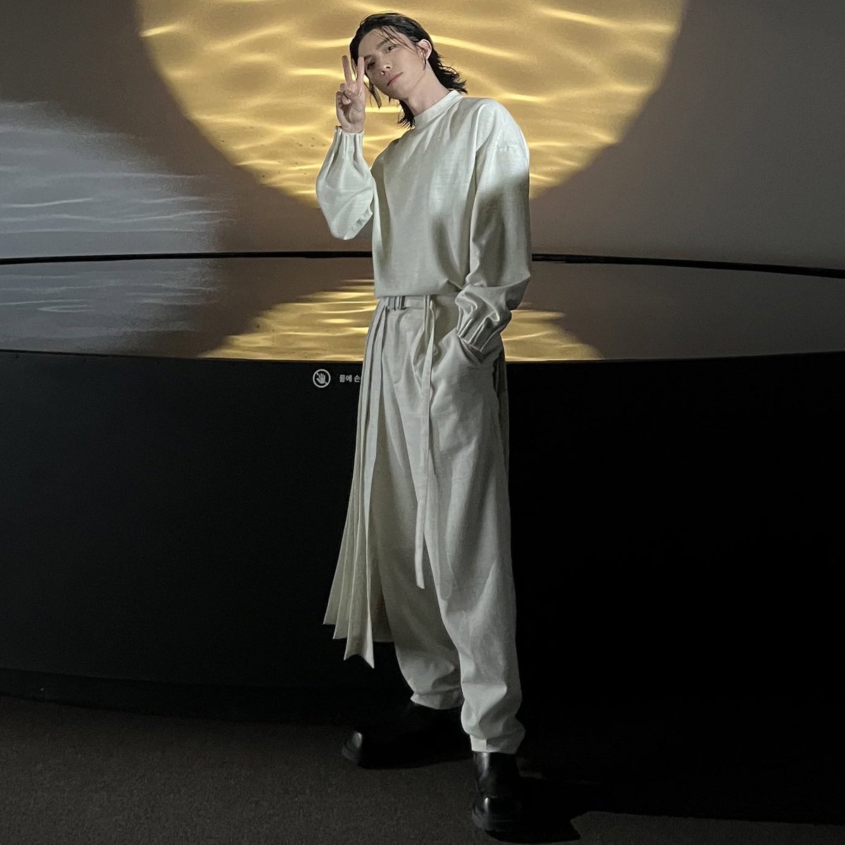 0511media's tweet photo. 230817 gq

hwiyoung in dior stand collar top, long half kilt, and pleated pants from the brand's 2023-2024 FW collection

#SF9 #에스에프나인 #HWIYOUNG #휘영 https://t.co/lzRTZPNxPB