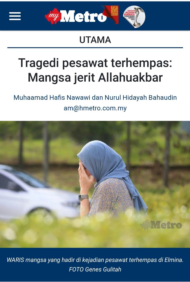 mynewshub's tweet photo. Shah Alam: "Saya dengar jeritan Allahuakbar beberapa kali daripada penunggang motosikal yang terbakar itu yang sempat bergerak sedikit namun kami semua tidak dapat berbuat apa-apa kerana api terlalu marak."

Itu kata pekerja Pengurusan Air Selangor yang ingin dikenali Ihsan, 37, yang melihat kejadian sebuah pesawat terhempas dekat kawasan perumahan Elimina di Seksyen U16, di sini, hari ini.

Menurutnya, sebelum kejadian itu dia sedang membaca meter air berhampiran lokasi terbabit dan menaiki motosikal ke Persiaran Elmina untuk membaca meter di lokasi seterusnya namun tiba-tiba terdengar bunyi dentuman kuat di belakang.

"Saya pusing belakang lihat kepulan asap dan terus berpatah balik.

"Ketika itulah saya lihat penunggang motosikal itu menjerit kalimah Allah dan bergerak sedikit sebelum rentung dalam kebakaran itu," katanya kepada Harian Metro.

Ihsan berkata, ketika itu dia juga melihat seorang dari pesawat itu berada di luar dalam keadaan rentung.

Sumber berita : Harian Metro