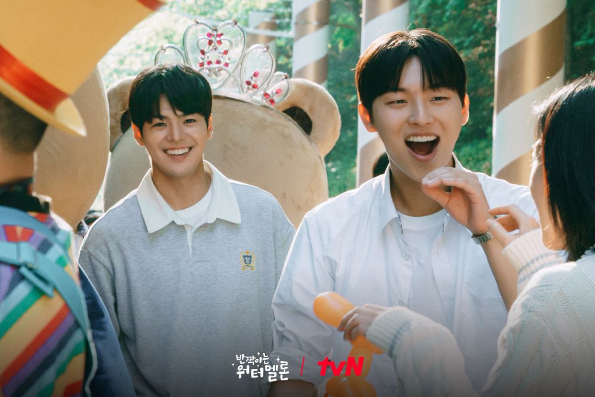 kdrama_menfess's tweet photo. •kdm• coming soon drama 🍉twinkling watermelon 🍉 starring ryeoun and choi hyunwook

disini ceritanya ryeoun timeslip ke 18 tahun lalu dan ketemu bapaknya yg masih sekolah, dan nanti temenan. 

Ryeoun udah 2x ketemu bapaknya versi muda🤣 https://t.co/rd3T4dqLWr