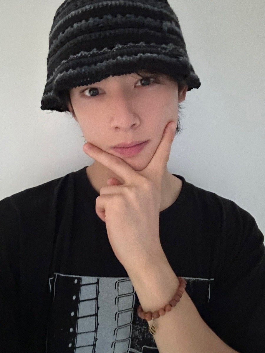 Nunu came🥺
His youthful face, he looks just like 2017 eunwoo even cuter with the knitted bucket hat 😫 and of course he will bring his dearest binie everywhere 🥰