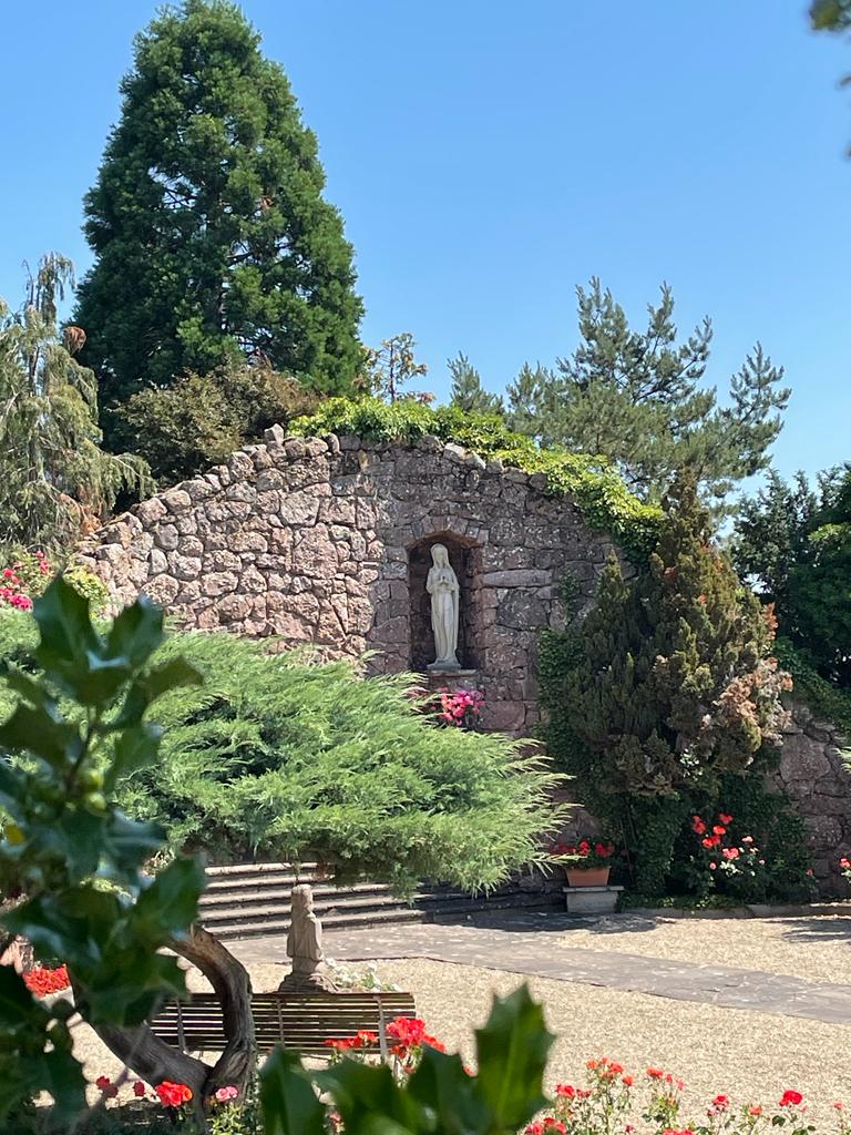 jourduseigneur's tweet photo. #JeudiPhoto 📸 Cette #grotte est un lieu de célébration pour la communauté de paroisses qui s’y retrouve tous les ans.
Ce dimanche, la #messe sera célébrée à ciel ouvert en direct de la grotte de Notre-Dame de Lourdes d’#Uberach, à Val-de-Moder à 10h35 sur @France2tv🙏 https://t.co/F7o9zGDauy