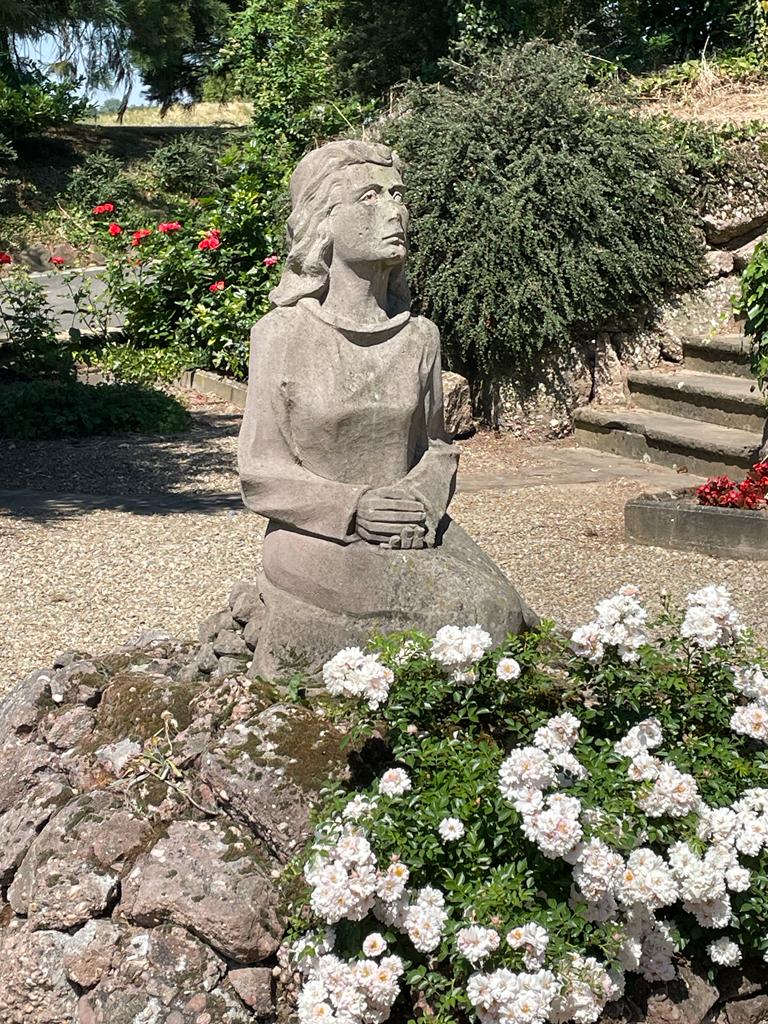 jourduseigneur's tweet photo. #JeudiPhoto 📸 Cette #grotte est un lieu de célébration pour la communauté de paroisses qui s’y retrouve tous les ans.
Ce dimanche, la #messe sera célébrée à ciel ouvert en direct de la grotte de Notre-Dame de Lourdes d’#Uberach, à Val-de-Moder à 10h35 sur @France2tv🙏 https://t.co/F7o9zGDauy