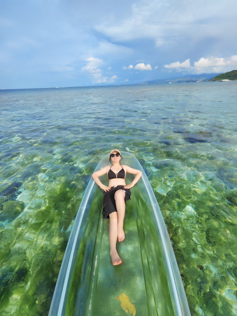 CocoZhao16's tweet photo. ⚠️Attention! It is NOT the normal tour boat but the representative of Boracay daily routine. 注意注意！這可不是普通的遊船，而是長灘島特有的美女日常出行打卡必備船隻。 https://t.co/65MIP15gza