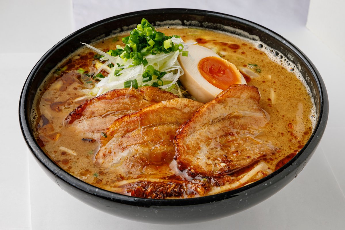 daitsukemenhaku's tweet photo. それでは今年のお店を発表していきます！

その1

「麺家獅子丸&麦の道すぐれ」
出店日：10／14〜17

今年はコラボで出店してくれます！

「伊勢海老濃厚味噌らぁめん」です！
東海の名産である伊勢海老を大量に使い
濃厚鶏白湯味噌と合わせたスープに贅沢にも
焼豚を３枚と半卵を乗せた超自信作です！

#大つけ麺博 #麺家獅子丸 #麦の道すぐれ #拡散希望
#つけ博 #毎日10軒くらい発表する必要があります