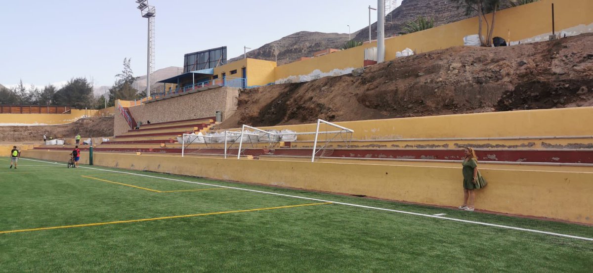 aytopajara's tweet image. Mejoramos la imagen y el entorno del campo de fútbol de #MorroJable 👷🦺⚽️

👉 Esta semana, la Concejalía de Medio Ambiente, realizó acciones de limpieza demandadas por las personas en las zonas de tierra de las instalaciones, retirando malezas, hierbajos y otros restos.