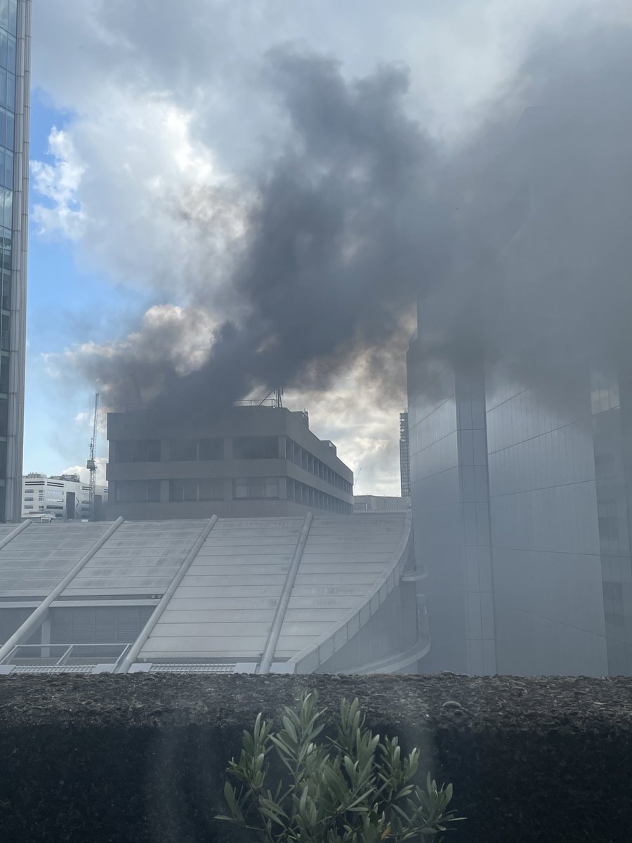 sgaventa's tweet photo. View from my balcony 😱. Looks like a major fire in the building above the Rack & Tenter pub at Moorgate . Stinks of plastics. https://t.co/HzVB1DQPRP