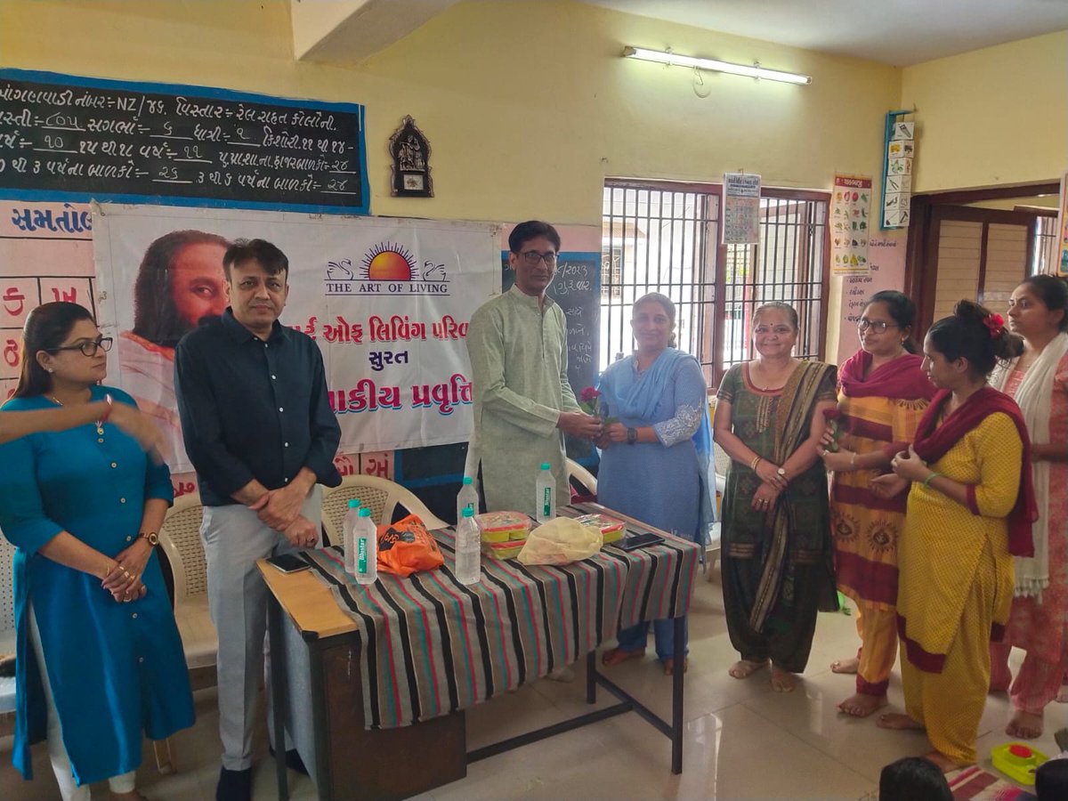 આજ રોજ સુરત અર્બન  ઘટક-૨ આંગણવાડીમાં આર્ટ ઓફ લિવિંગ   
 પરિવાર સેવાકીય પ્રવૃત્તિ સુરત દ્વારા વોર્ડ નં-૬ ના કોર્પોરેટર શ્રીમતી જયશ્રીબેન વાળીયા, શ્રીમતી સોનલબેન દેસાઈ અને શ્રી પરેશભાઈ  દ્રારા આંગણવાડીના બાળકોને ગિફ્ટ આપવામાં આવ્યું.