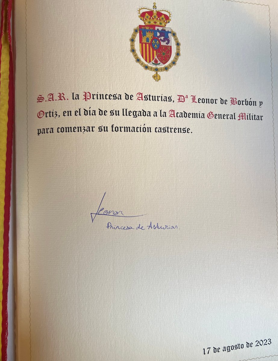 CasaReal's tweet photo. La Princesa de Asturias, acompañada por los Reyes y la Infanta Sofía, firma en el libro de honor de la Academia General Militar, donde hoy dará comienzo a su formación castrense.

➡️https://t.co/1hhg1pw3f3 https://t.co/g95HgK5pnq
