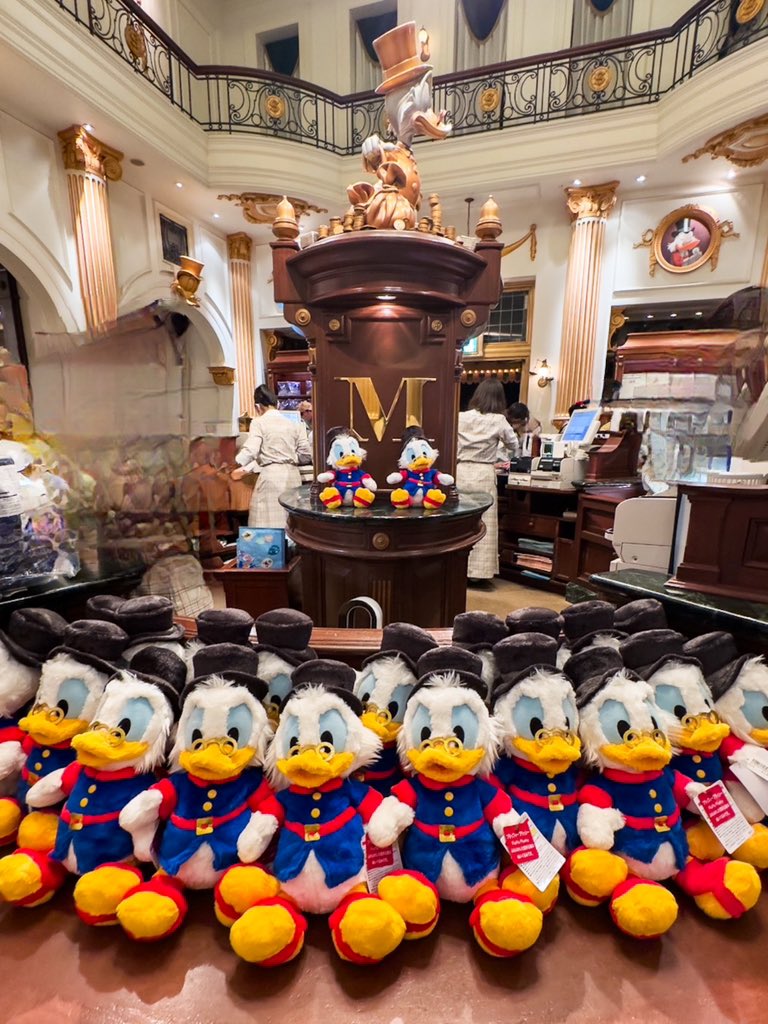 マクダックス・デパートメントストア」の店主スクルージおじさんの