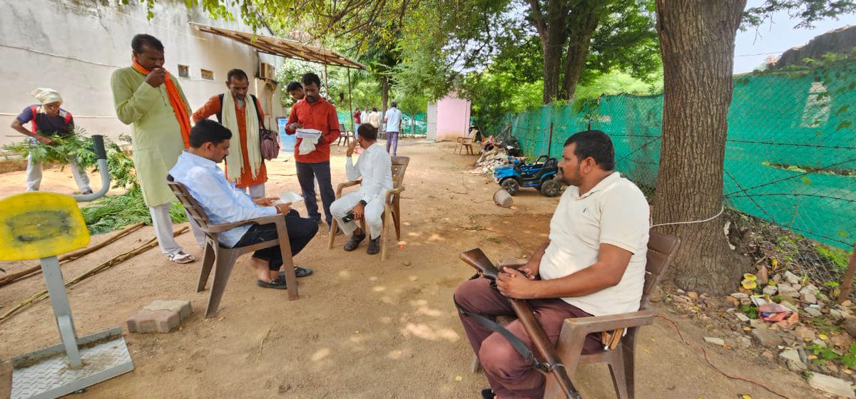 mlachandla's tweet photo. आज दिनांक 17.8.2023 को मेरे लवकुश नगर स्थित आवास में क्षेत्र की जनता ने आकर मुझसे मुलाकात की उनकी समस्याओं को सुना , संबंधित अधिकारियों को निराकरण के निर्देश दिए। उनका हालचाल जाना।
#NarendraModi
#ChouhanShivraj
#JM_Scindia
#OfficeofSSC
#vdsharmabjp
#Madhyapradesh_news
#bjp4chhatarpurmp
#mp
#chandlavidhansabhabjp
#BJP4MP
#BJP4India
#mlachandla
#mlarajeshprajapati
#राजेश_कुमार_प्रजापति
#विधायक_चंदला_छतरपुर
#RajeshPrajapatimla