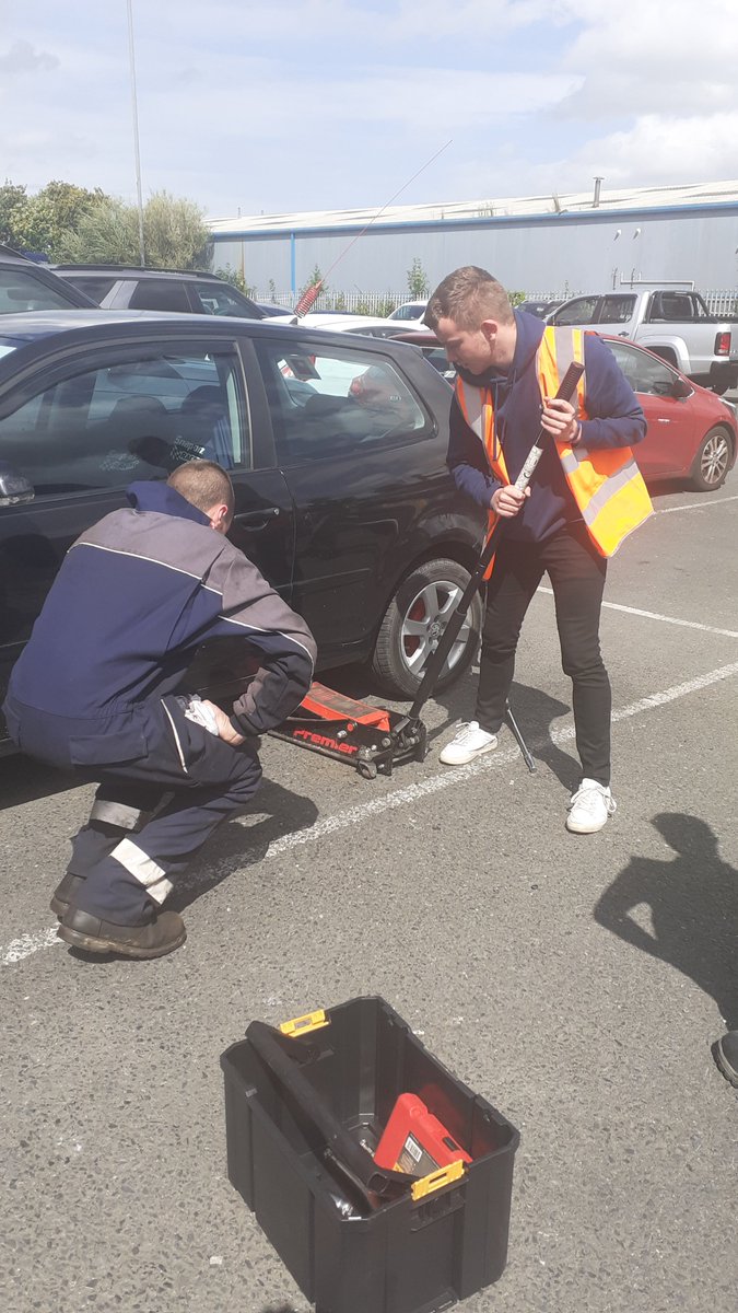 Regen_ltd's tweet photo. Car maintenance masterclass with Joseph🚗
Staff members and students took part in the car maintenance masterclass with mechanic apprentice Joseph Braham.🚘💡
#recycling #recycle #innovation #mixeddryrecycling #wastetoenergy #regenwaste #ourfutureiscleaner #mechanic #car #wheel https://t.co/f4oWimJVjt