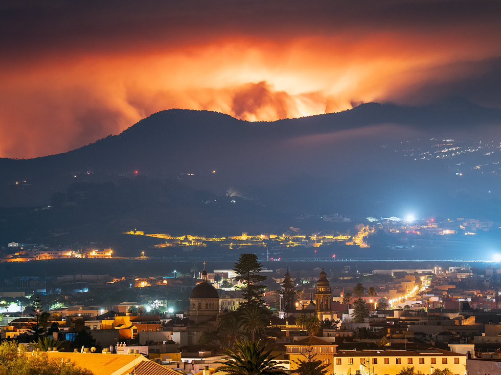 Pendiente de la situación en Tenerife 🌋💔 Toda mi fuerza y agradecimiento a los que luchan contra el fuego #IFArafoCandelaria