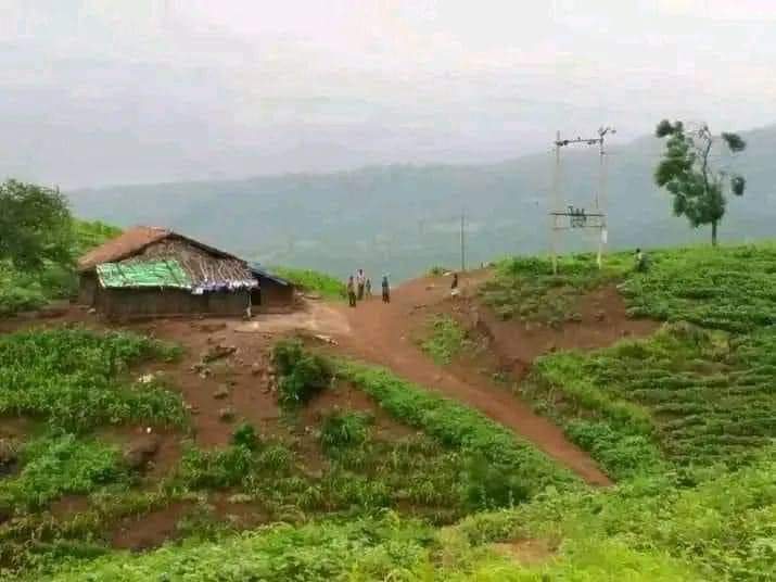 गाँव में, पैसे से जेब हल्की और दिल के बड़े होते है,
गैरों के मुसीबत में भी अपनों की तरह खड़े होते है.
#villegelife

चलों लौट चले गाँव की और🌱🌾❤️