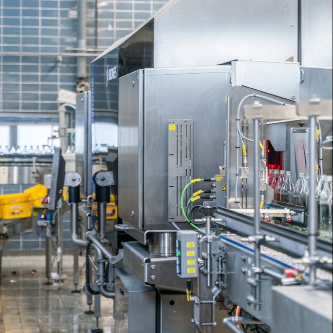 KronesAG's tweet photo. Check out the #Linatronic! 🤩 This precise machine can inspect every container with the utmost accuracy and sort out any faulty specimens.🎯 With its low false rejection rate and fast installation, you won't find a better inspection machine! 🔎 #Krones #KronesAG #GermanBlingBling https://t.co/C8uvRbGIxb