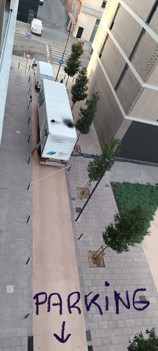 patdevils's tweet photo. @Endesa envía un generador por una avería de luz y nos deja a los vecinos del parking Cobalt - Ángeles Santos encerrados. Es normal? @nuriamarinlh @LHAjuntament @guardiaurbana https://t.co/vdt35sJdU8