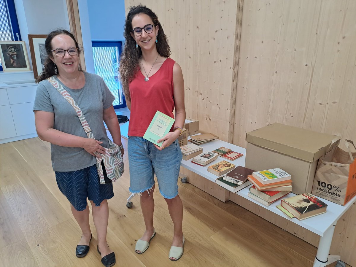 fundaciommp's tweet photo. Els vostres llibres continuen arribant a la Fundació per formar part de la biblioteca que es podrà consultar a la Casa Museu Miquel Martí i Pol, replicant la biblioteca que tenia en Miquel quan hi va viure.
📚 https://t.co/cyh4jN5ueE