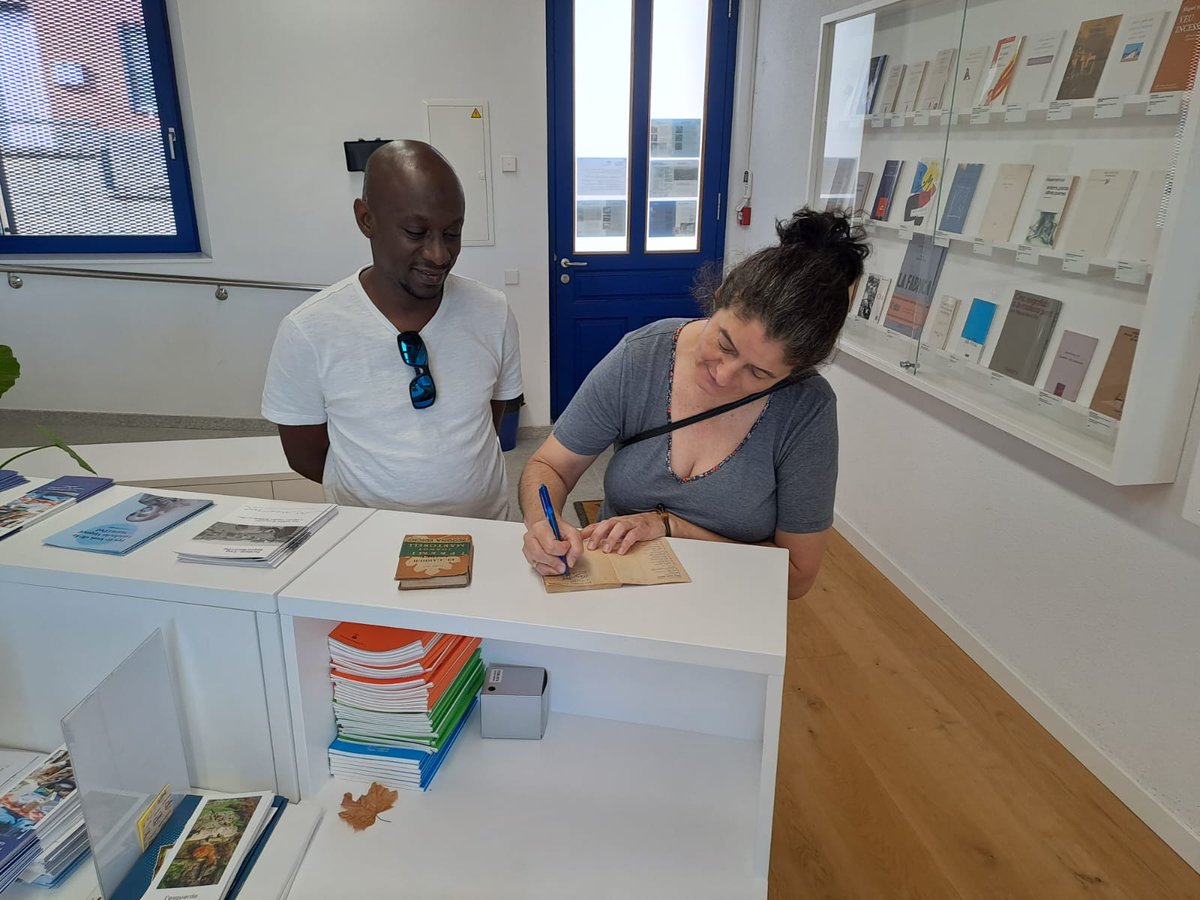 fundaciommp's tweet photo. Els vostres llibres continuen arribant a la Fundació per formar part de la biblioteca que es podrà consultar a la Casa Museu Miquel Martí i Pol, replicant la biblioteca que tenia en Miquel quan hi va viure.
📚 https://t.co/cyh4jN5ueE