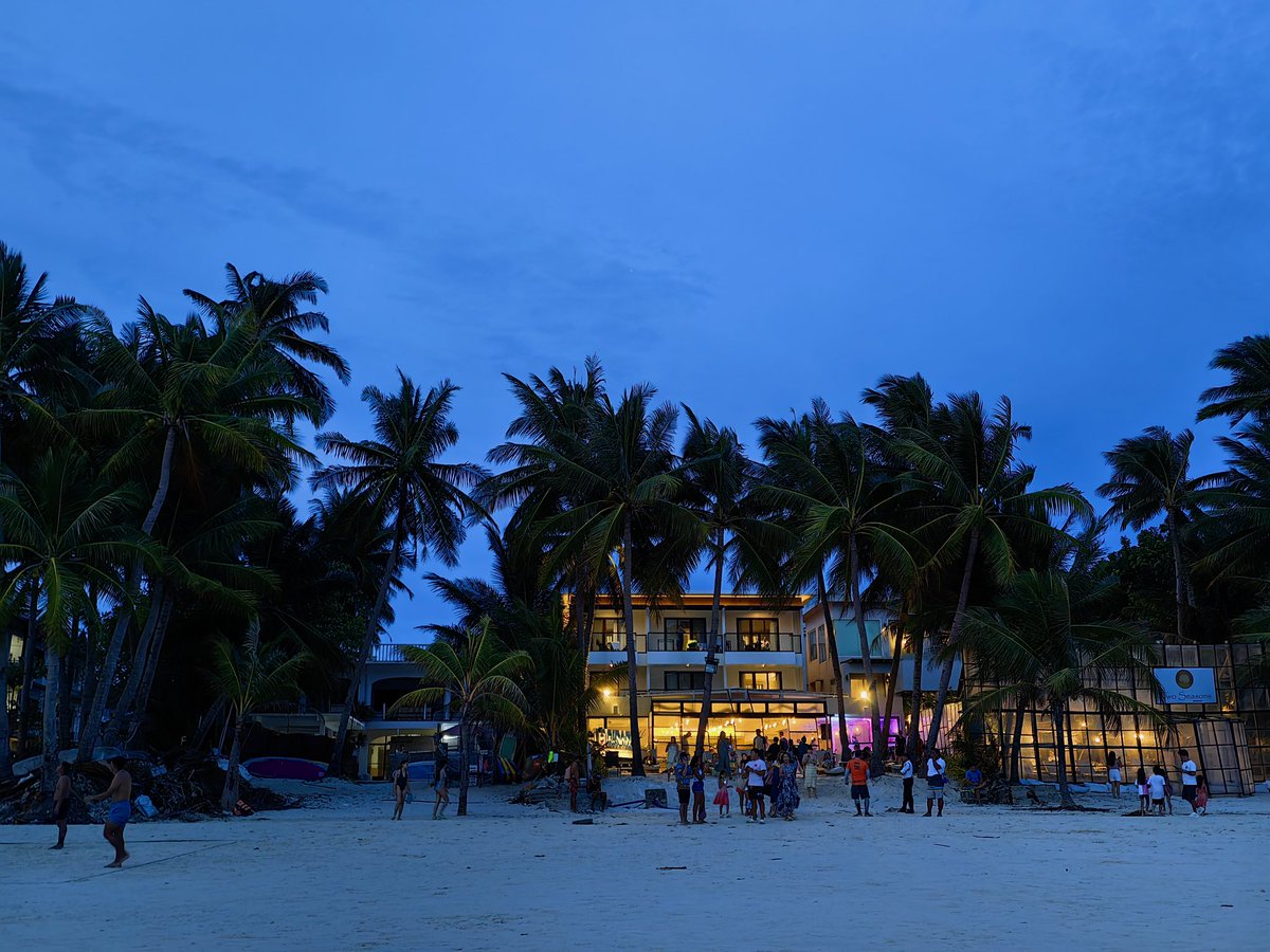 CocoZhao16's tweet photo. The Resort. The Beach. The Sunset.
我的酒店。酒店外的白沙灘。白沙灘上的日落時分。 https://t.co/Hm0OE9YivB