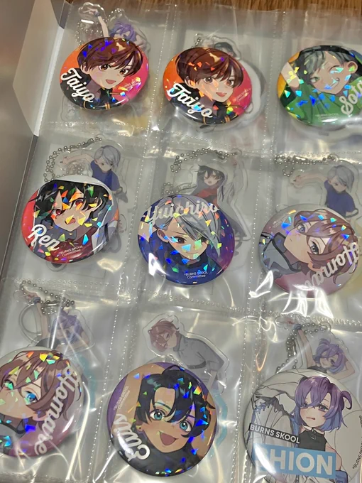 地元の百均に行きまくりとりあえずこれでいいか…と思って買ったカードファイルちょうどいいな…アクキーも入る 