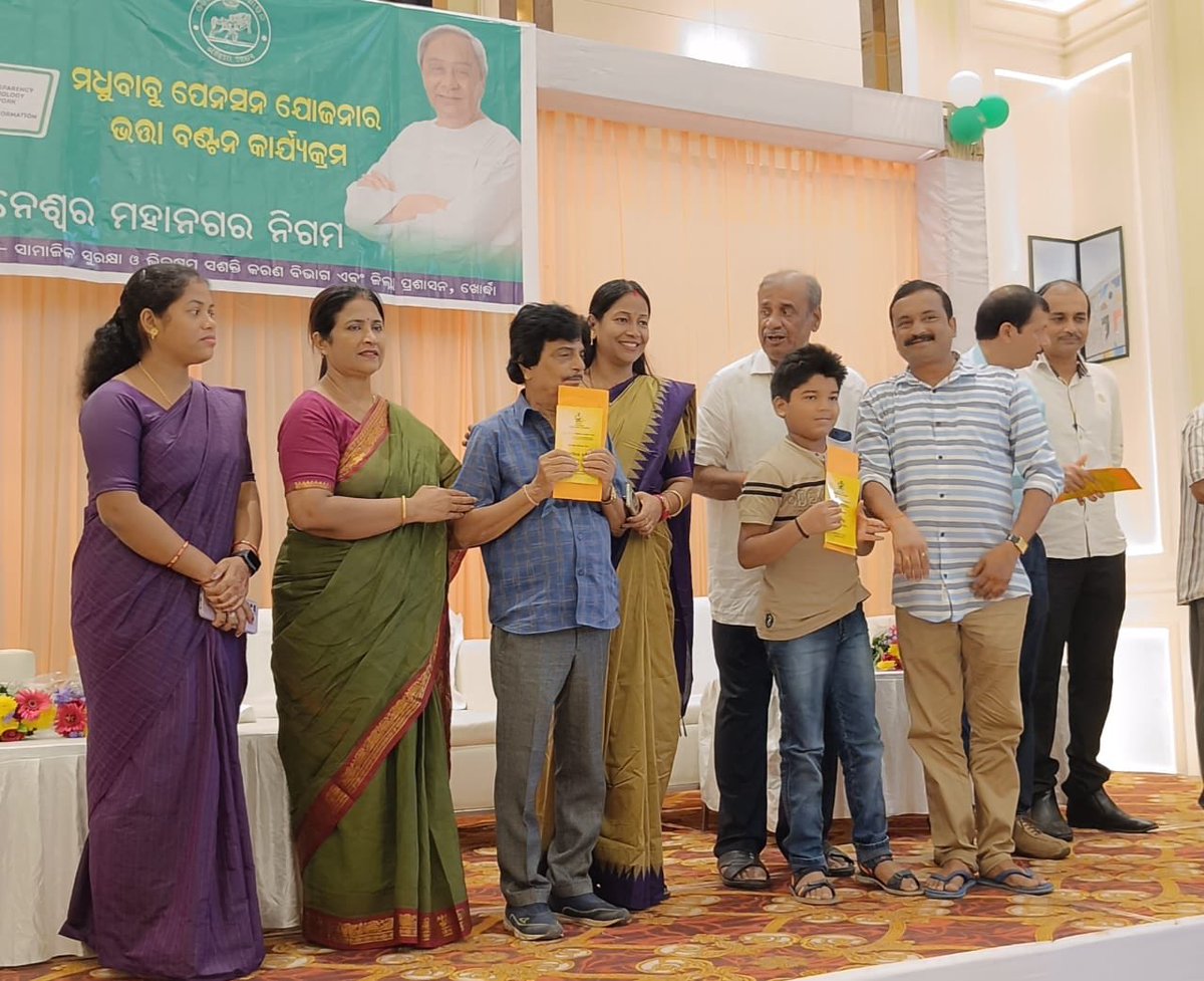 Distributed newly sanctioned madhubabu pensions to beneficiaries of Ekrama Codtituency along with mayor ,dy mayor& corporators ⁦@CMO_Odisha⁩ ⁦@Naveen_Odisha⁩ ⁦@MoSarkar5T⁩ ⁦@SSEPD2⁩